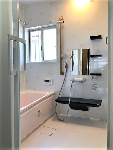 浴室はTOTO サザナ HSｼﾘｰｽﾞ Sﾀｲﾌﾟ 1317ｻｲｽﾞ（0.75坪）を設置。浴室の窓サイズを変更して、窓サッシを取替えました。
