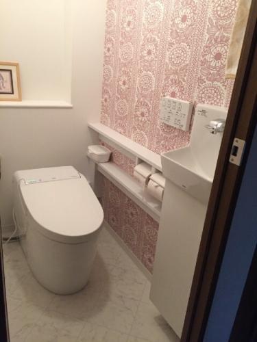ピンクの花柄クロスで華やかなトイレ空間 リフォーム実例 Toto株式会社