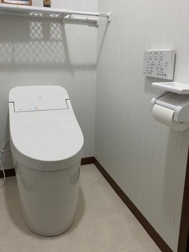 東京都　トイレ快適化リフォーム　故障もなく長年頑張ってくれたました～　信頼のTOTO、今度はGG1に交換しました！　お部屋にはアクセントクロスで好きな色を楽しみます～