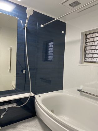 マンション浴室リモデル　青藍（セイラン）のアクセントパネルがとっても映えます！