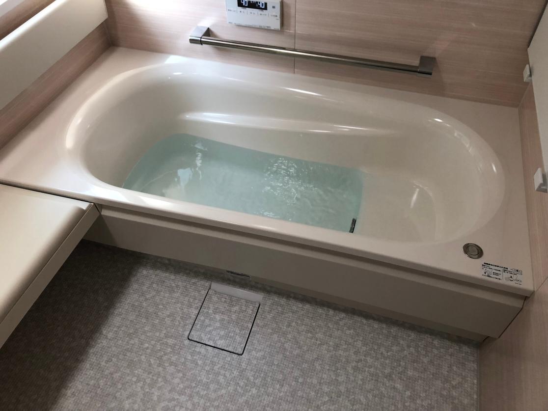 浴室リフォーム】サザナFタイプはベンチカウンター付き1618