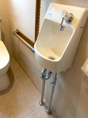 トイレ個室内手洗い器を交換！あきる野市 | リフォーム実例 | TOTO株式会社