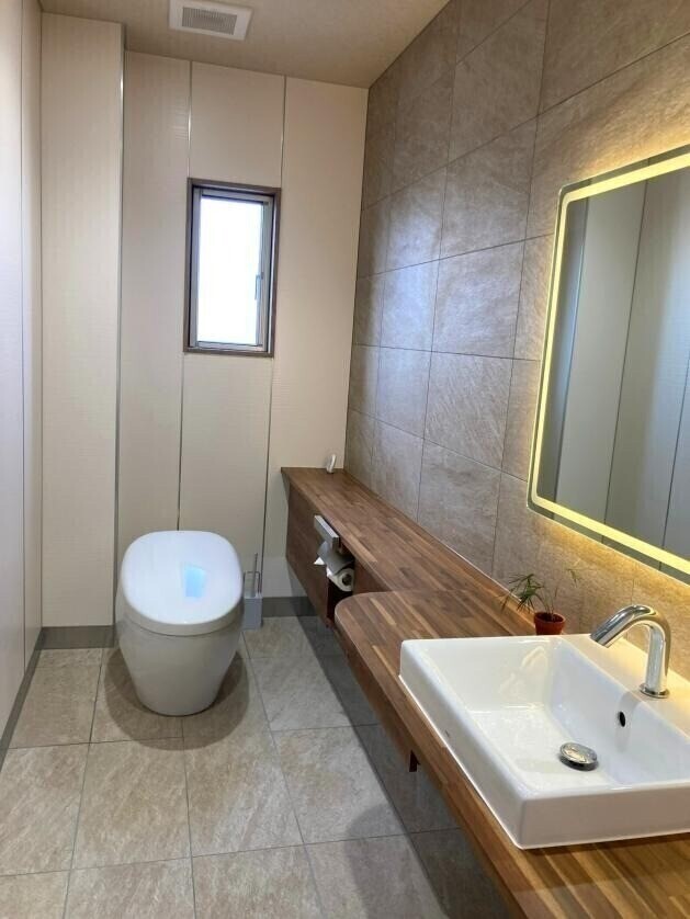 重厚さが有り大変趣の有るお皿で御座います。　　20万位だとお聞き致しました。 重厚さが有り大変趣の有るお皿で御座います。 20万位