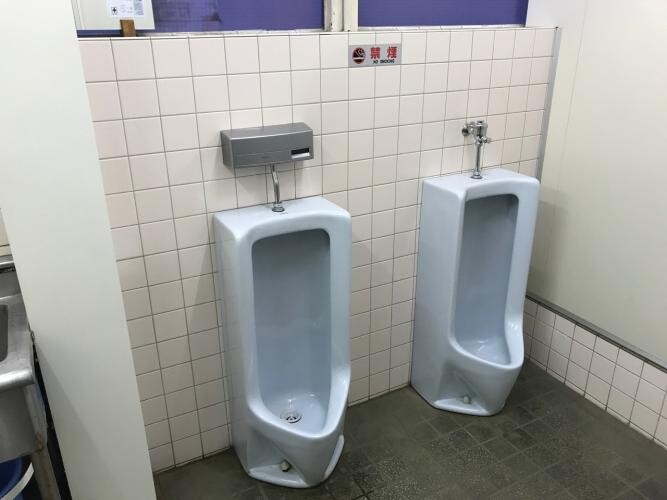 企業の働き方改革 男子トイレのリニューアル | リフォーム実例 | TOTO 