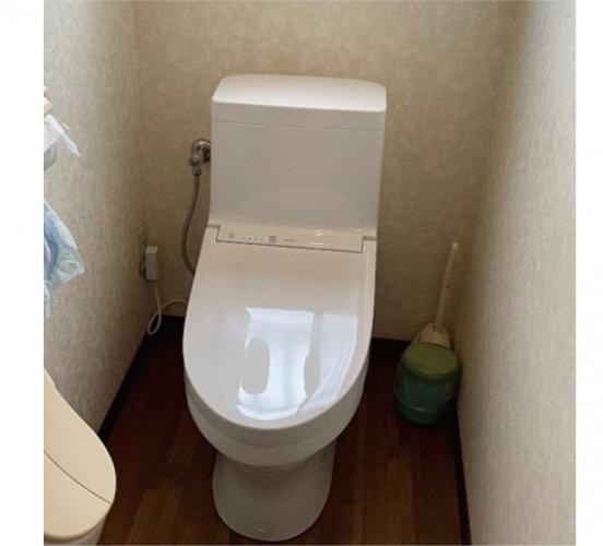 長年愛用したトイレと換気扇を、新しいタンク一体型トイレと換気扇に★