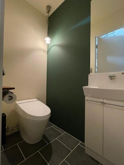 アクセントウォールのスタイリッシュなトイレ 株 イエスリフォーム リフォーム実例 費用 Toto