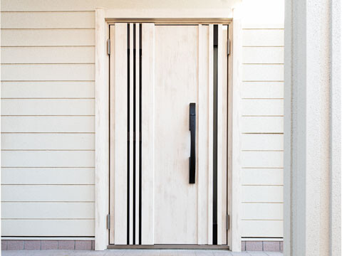1日で木製玄関ドアをリフォーム「比企郡鳩山町」