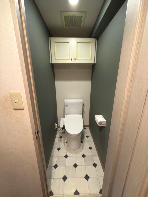 素敵な吊戸はそのままに。グリーンが映えるトイレ空間 | リフォーム 