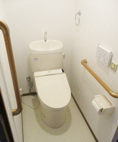 手すりを取り付けて 使いやすいトイレになりました 鴨下工業 株 ショールーム リフォーム実例 費用 Toto