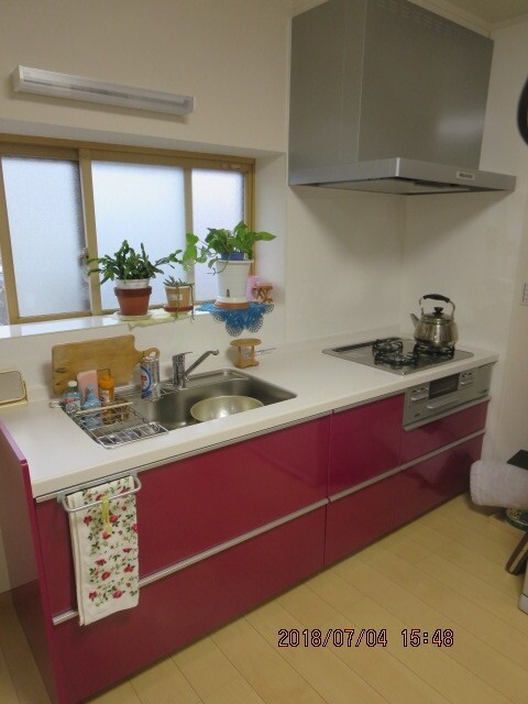 赤いキッチンで老後も 明るく楽しく 有 タカダユニットシステム リフォーム実例 費用 Toto
