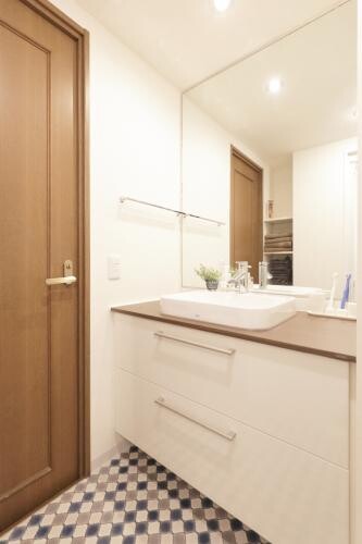 モロッカンタイル調クッションフロアと洗面化粧台ドレーナ