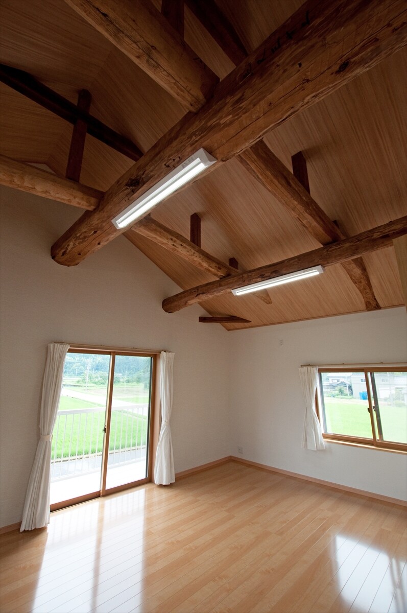 古民家の梁 はり が織りなす憩いのプレイルーム 新村木材店 設計室 一級建築士事務所 リフォーム実例 費用 Toto